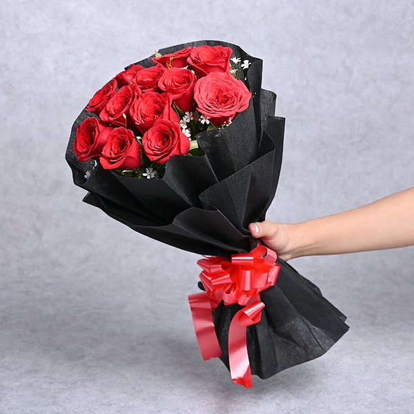 Buy Red Roses In Black Sheet - OyeGifts